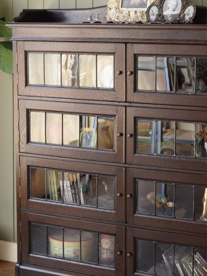 アンティーク家具らしさが漂う本棚