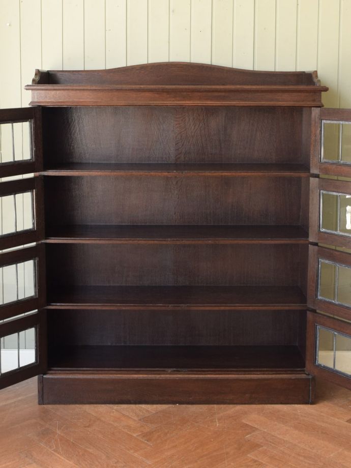 アンティーク本棚の扉の中