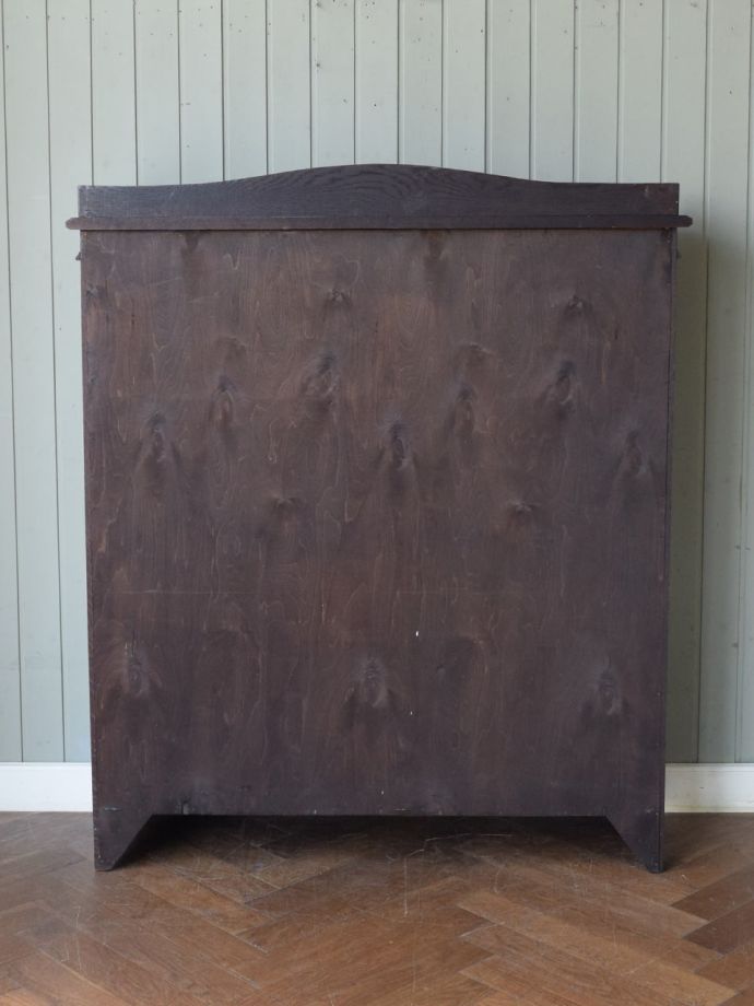 キャビネットの後ろ姿