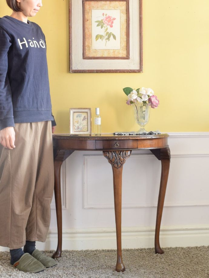 アンティークのコンソールテーブル