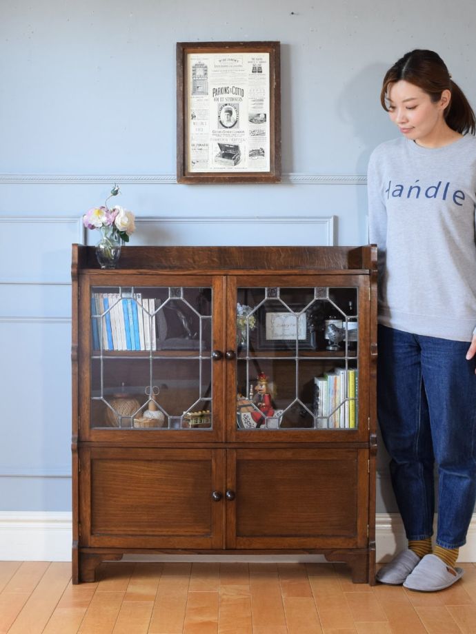 英国アンティークのキャビネット