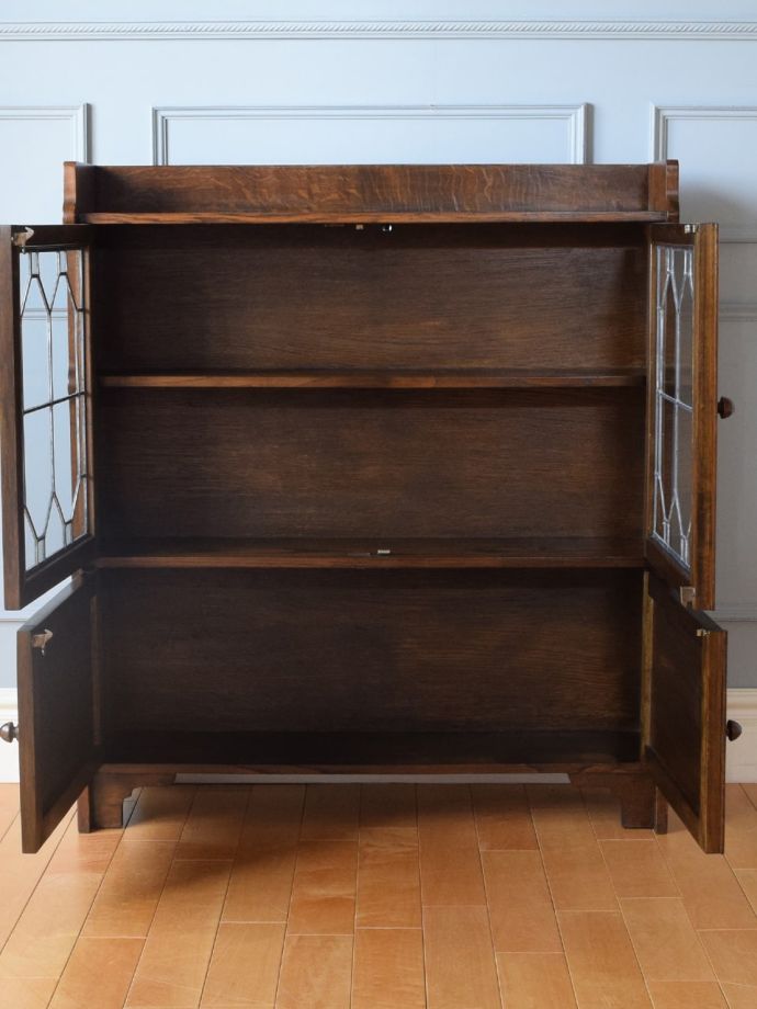 アンティークキャビネット扉の中