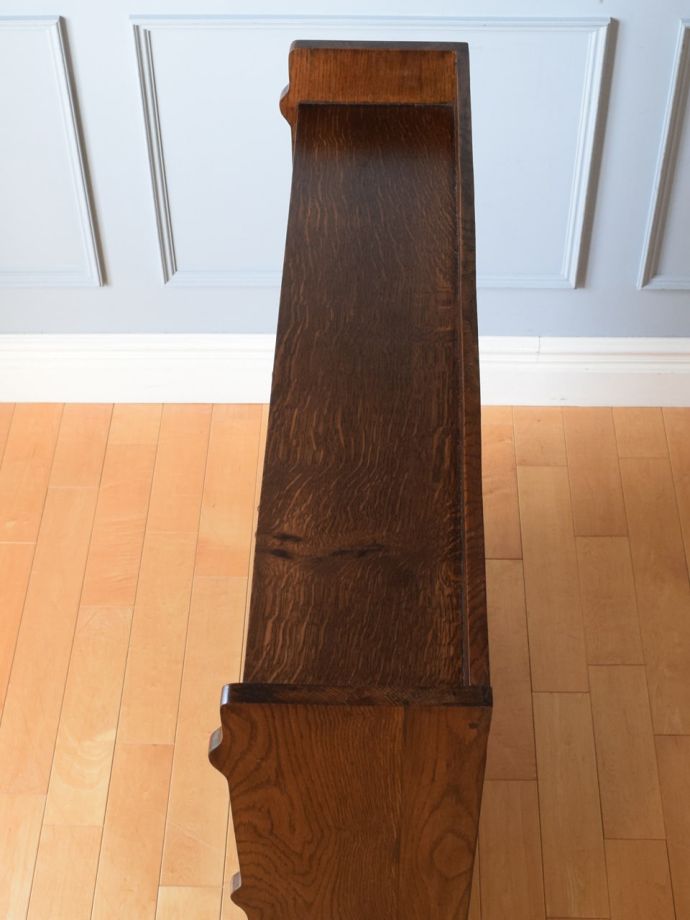 アンティークのキャビネットの天板