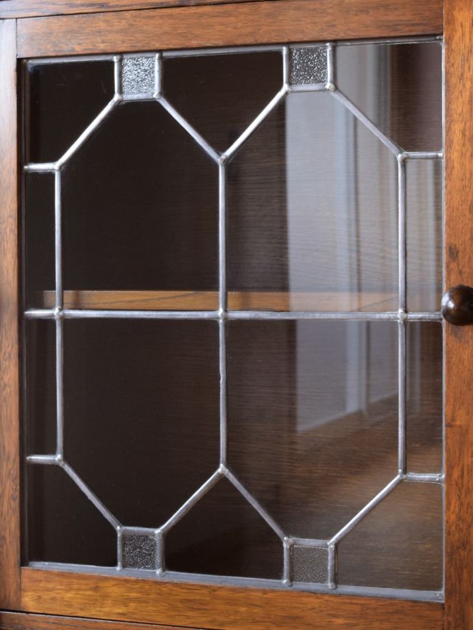 キャビネットの美しいガラス扉