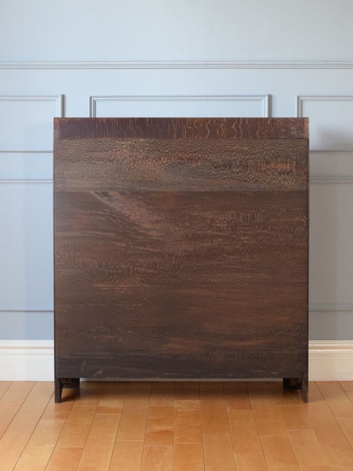 ガラスキャビネットの後ろ姿