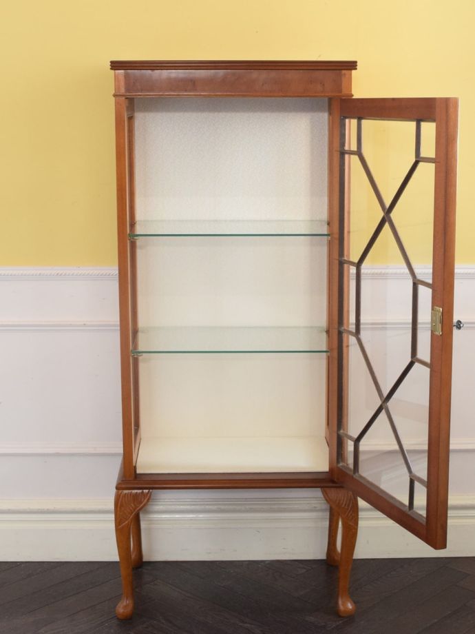 ガラスキャビネットの扉の中