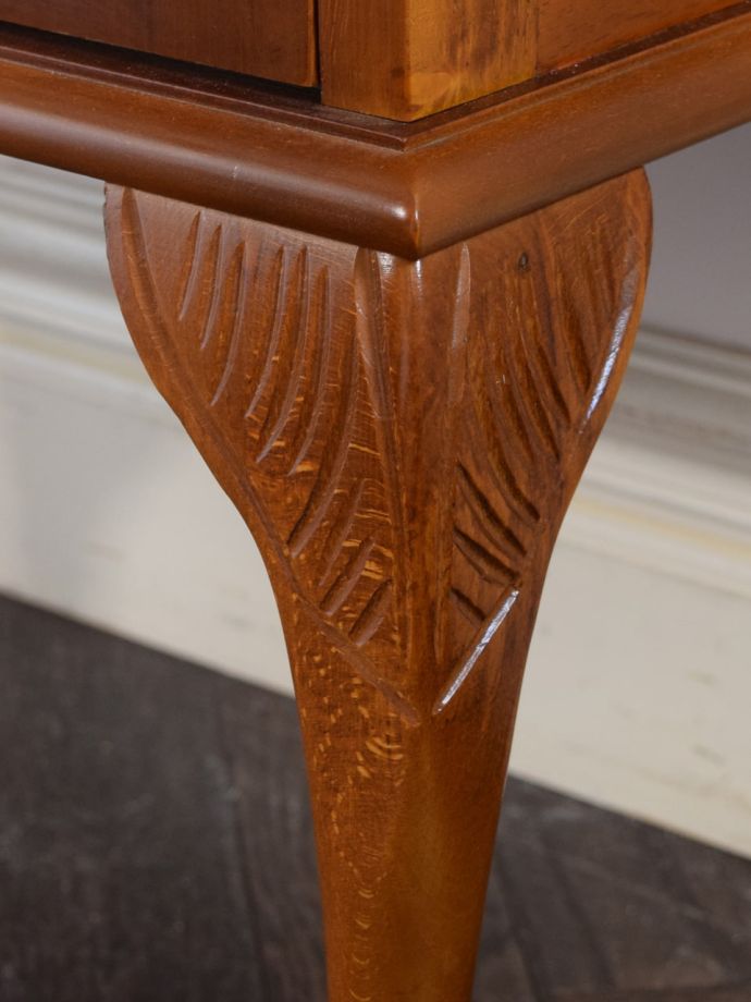 英国アンティーク家具らしい彫