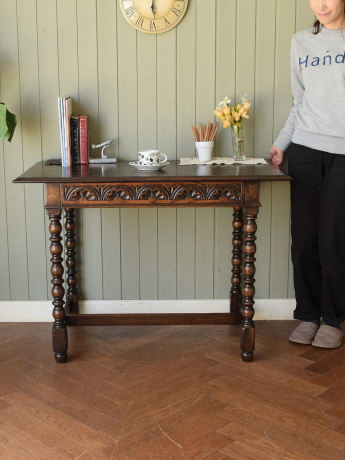 アンティークのオケージョナルテーブル