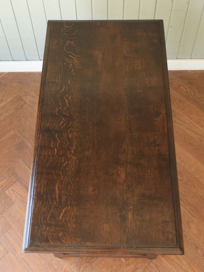 アンティークのサイドテーブルの天板