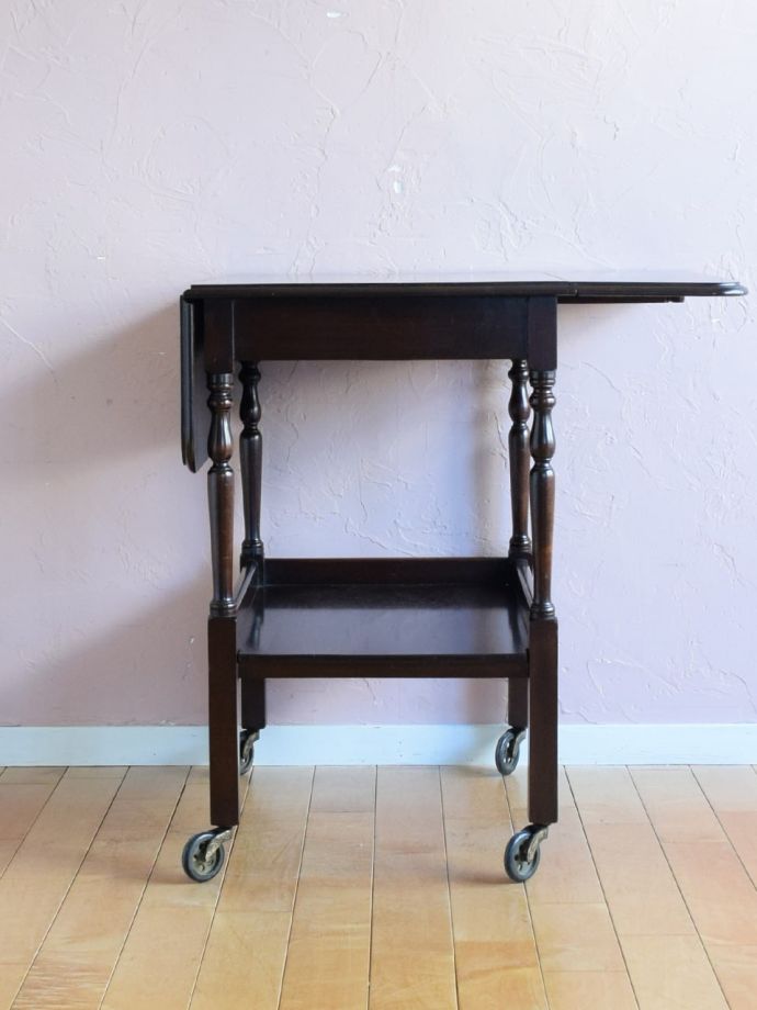 伸長式ワゴンを片方開くと