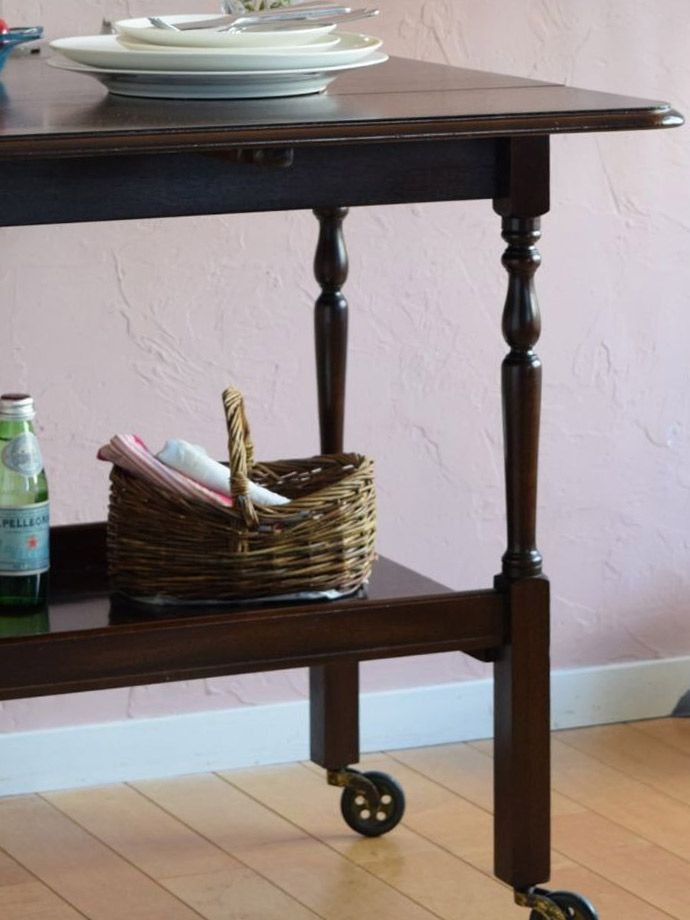 アンティーク家具らしさが漂うワゴン