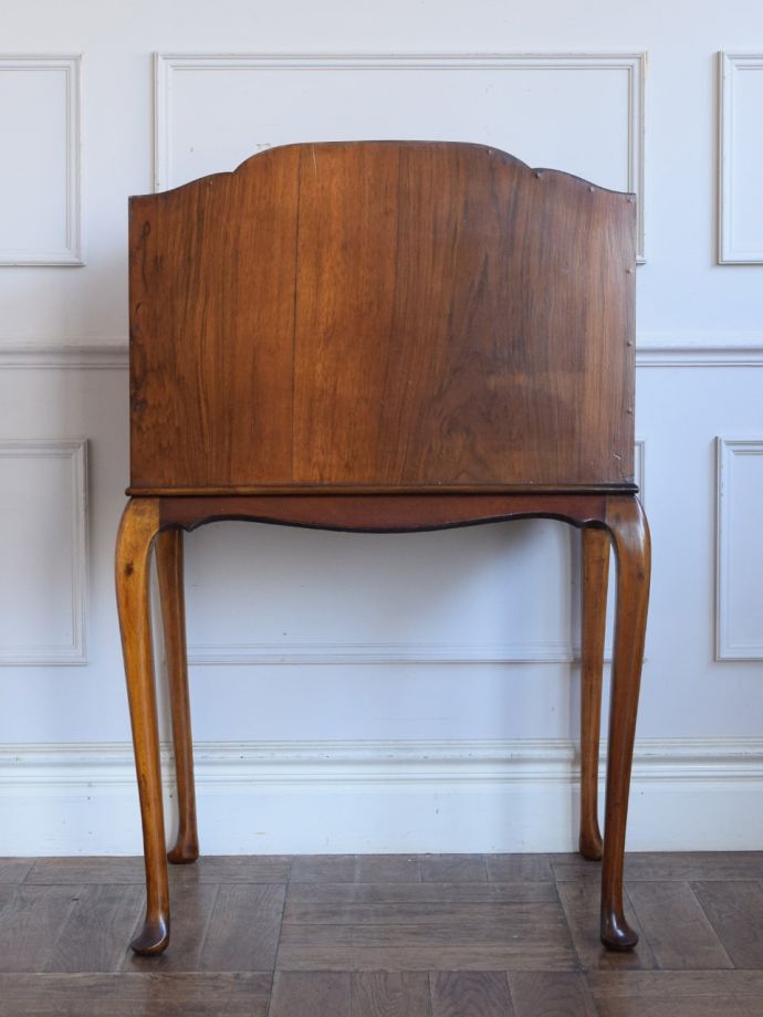 ビューローの後ろ姿