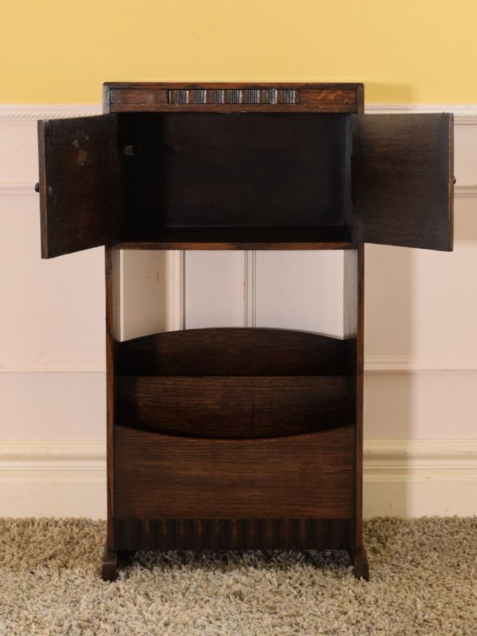 アンティークのマガジンラック