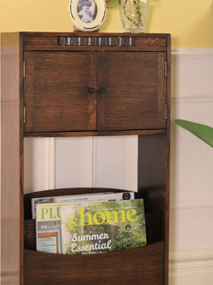 マガジンラック付きの本棚