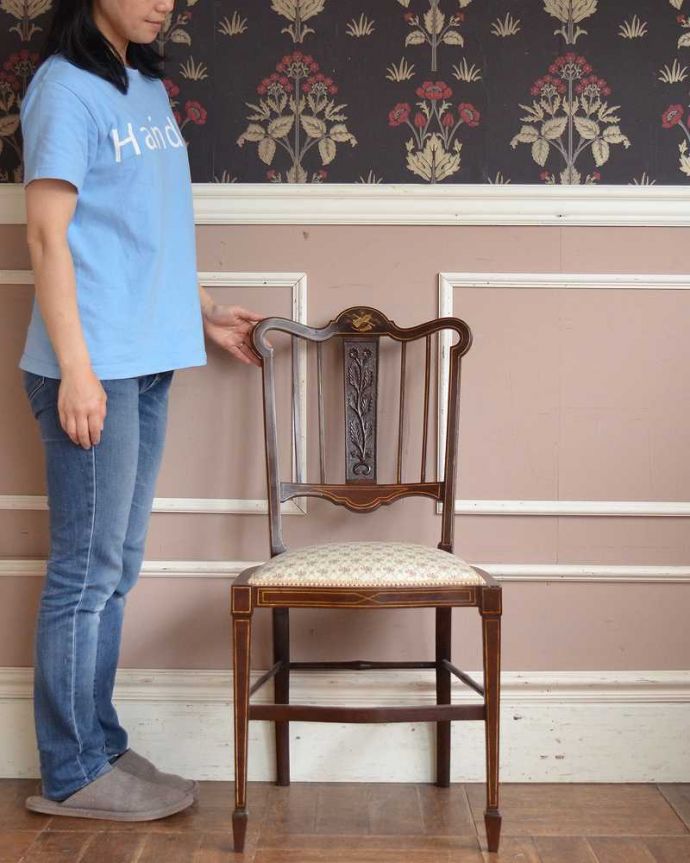 サロンチェア　アンティーク チェア　1900年代のアンティークサロンチェア、象嵌、彫刻が美しい英国スタイルチェア。座るためだけじゃなく見て楽しむ椅子上質な雰囲気が漂うアンティークのサロンチェアは、座るためだけの椅子ではありません。(q-300-c)