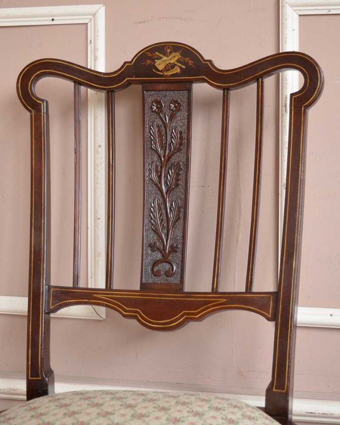 サロンチェア　アンティーク チェア　1900年代のアンティークサロンチェア、象嵌、彫刻が美しい英国スタイルチェア。アンティークらしい背もたれの装飾上質な雰囲気を漂わせる細かい彫。(q-300-c)