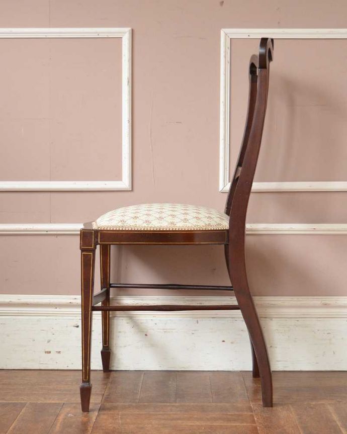 サロンチェア　アンティーク チェア　1900年代のアンティークサロンチェア、象嵌、彫刻が美しい英国スタイルチェア。横から見ても優雅な立ち姿背もたれがカーブしているので楽です。(q-300-c)