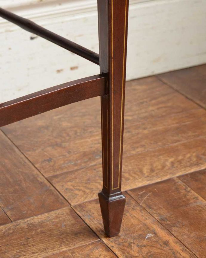 サロンチェア　アンティーク チェア　1900年代のアンティークサロンチェア、象嵌、彫刻が美しい英国スタイルチェア。床を滑らせて移動出来ますHandleではアンティークチェアの脚の裏にフェルトキーパーをお付けしています。(q-300-c)