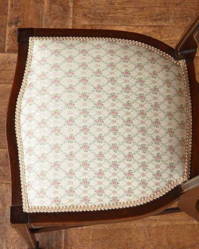 サロンチェア　アンティーク チェア　1900年代のアンティークサロンチェア、象嵌、彫刻が美しい英国スタイルチェア。座面を上から見るとこんな感じ座面は布貼りなので、長時間座っても疲れません。(q-300-c)