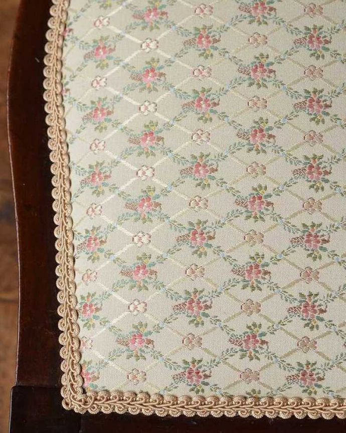 サロンチェア　アンティーク チェア　1900年代のアンティークサロンチェア、象嵌、彫刻が美しい英国スタイルチェア。生地のセレクトにもこだわりました優雅なアンティークチェアの雰囲気をそのままに、一番似合う貼り座をじっくり選びました。(q-300-c)