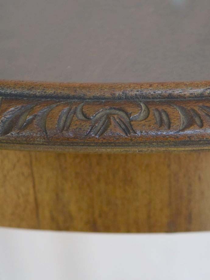 英国アンティーク家具らしい彫