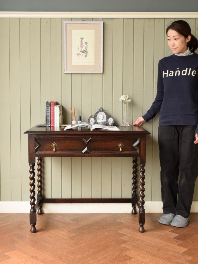 英国アンティークのコンソールテーブル