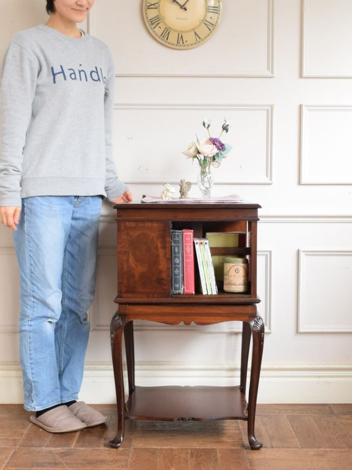 英国のアンティーク家具、リボルビングブックケース