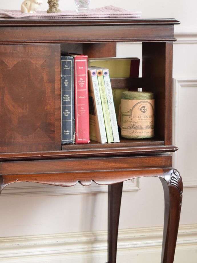 アンティーク家具らしい美しい細工