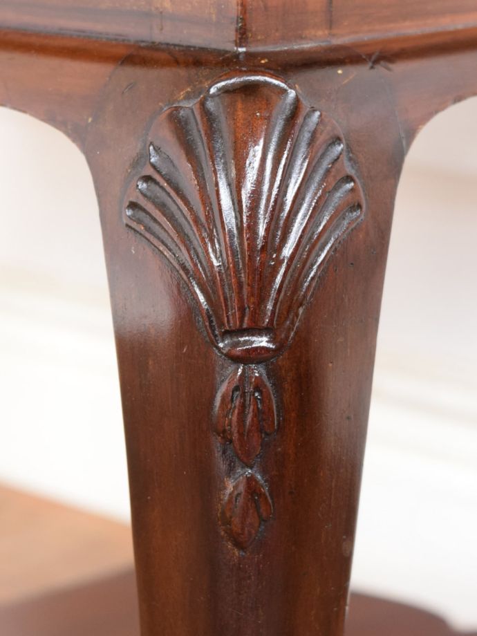 英国アンティーク家具らしい装飾