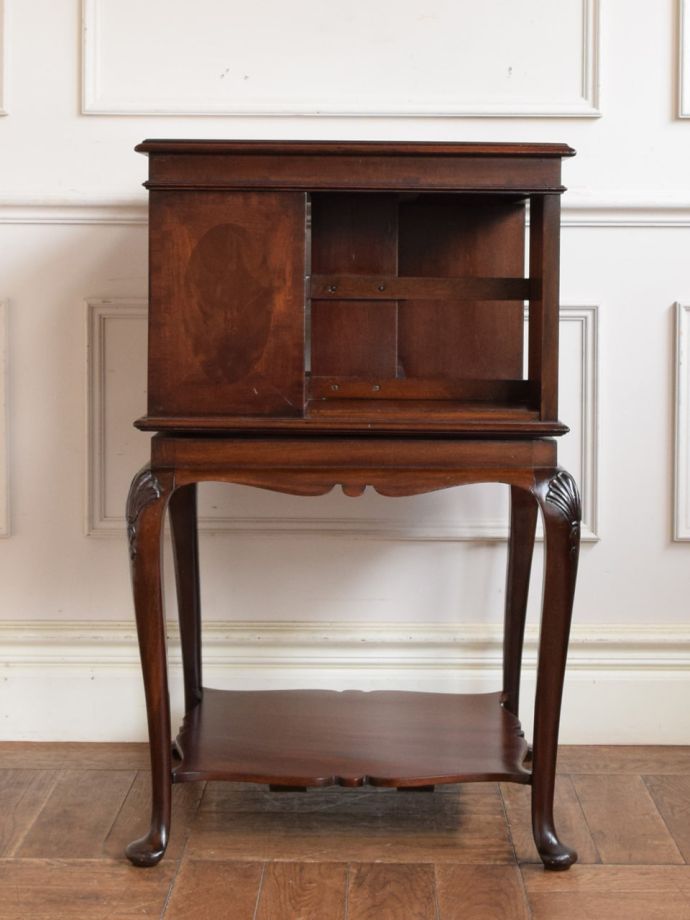 アンティーク本棚の後ろ姿