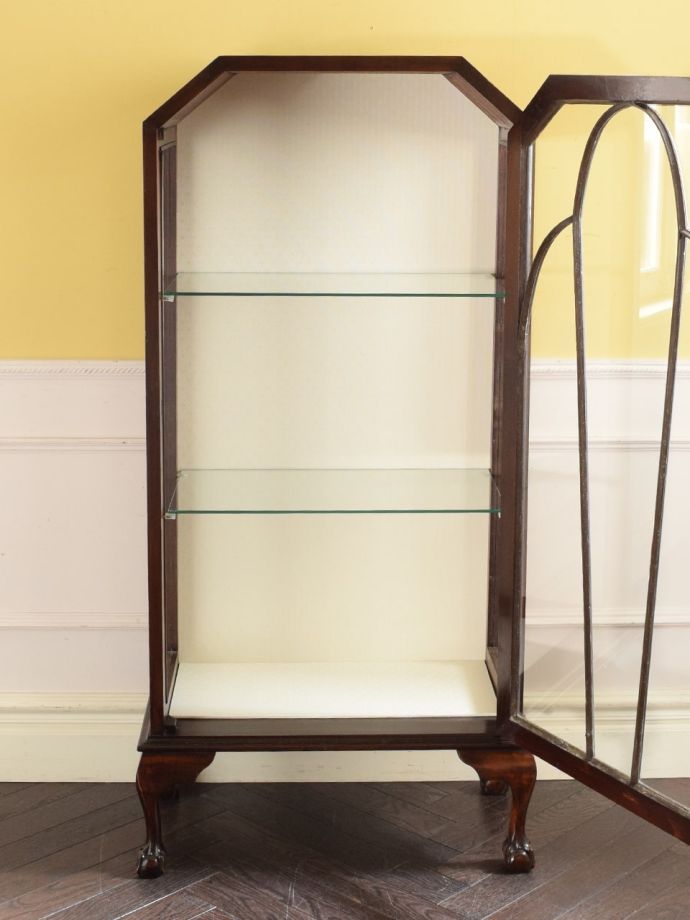 ガラスキャビネットの扉の中