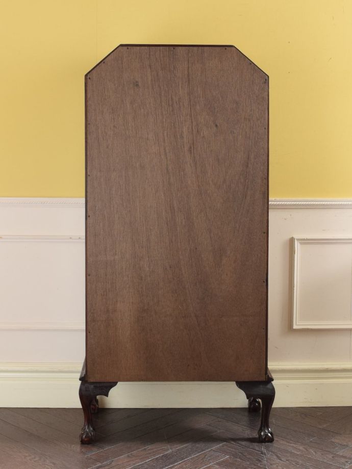 キャビネットの後ろ姿