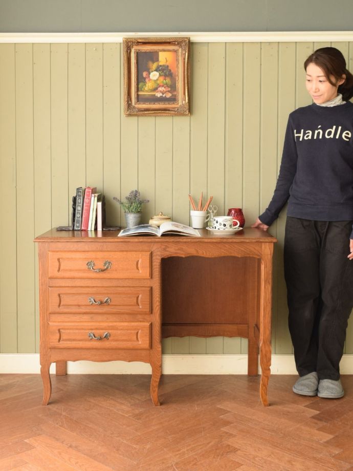 優雅な雰囲気に包まれるエレガントなデスク