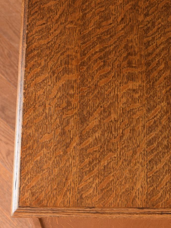 アンティークデスクの木目