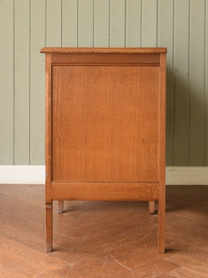 書斎デスクの側面