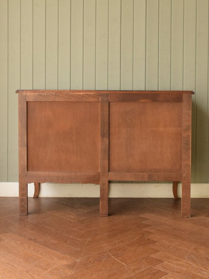 アンティークデスクの後ろ姿