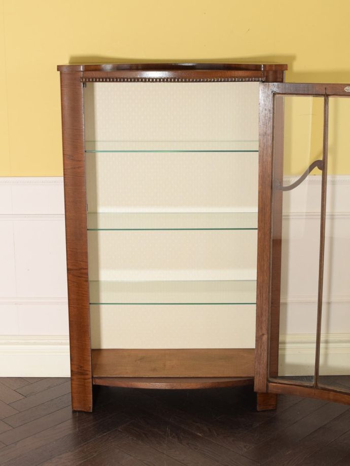 ガラスキャビネットの扉の中