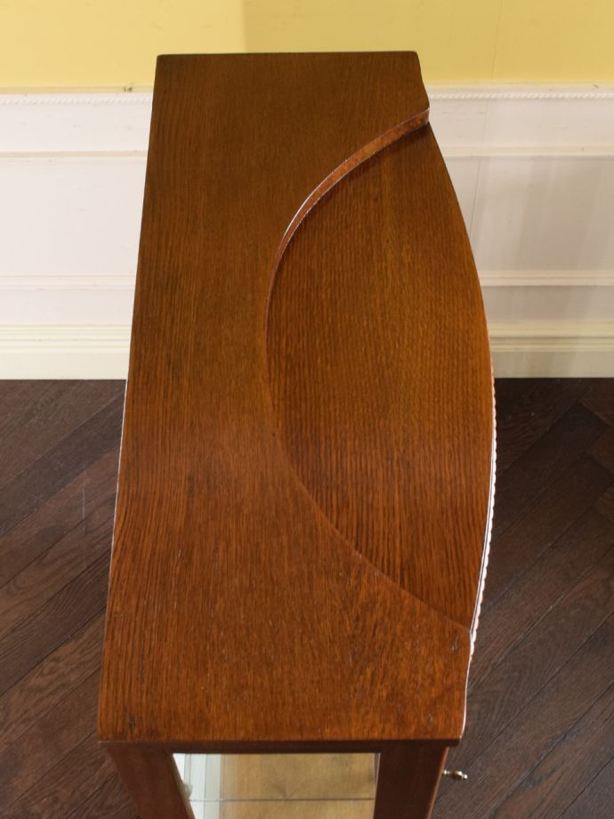 アンティークキャビネットの天板