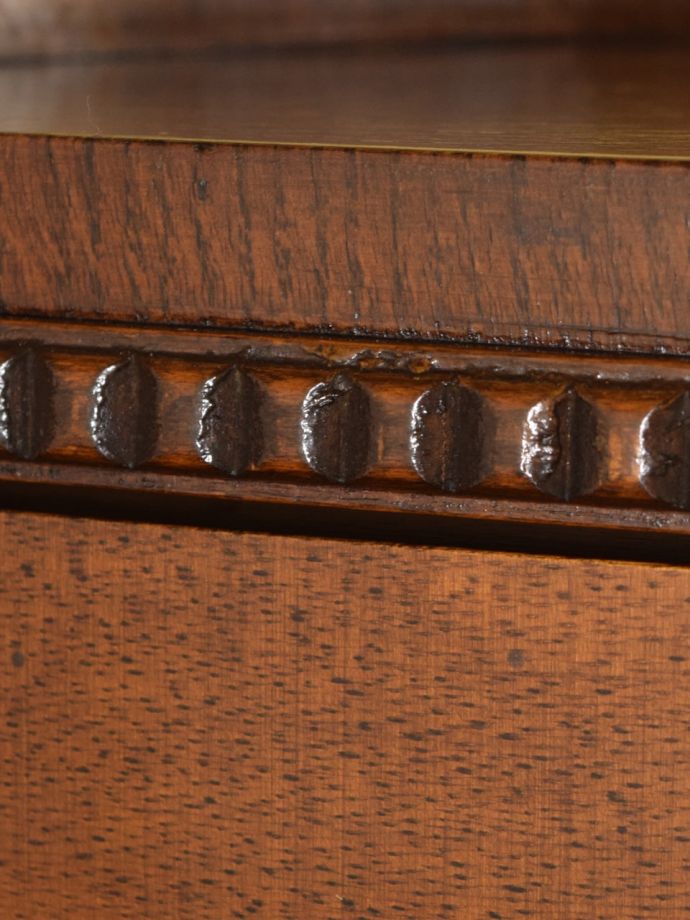 英国アンティーク家具らしい彫