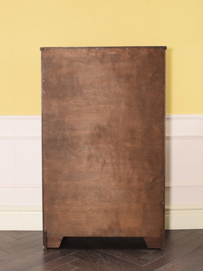 キャビネットの後ろ姿