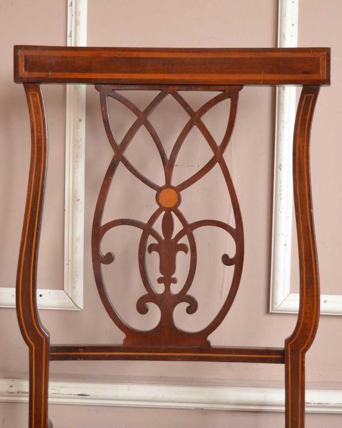 サロンチェア　アンティーク チェア　布張りの英国アンティークチェア、豪華な背もたれの美しいサイドチェア。アンティークらしい背もたれの装飾上質な雰囲気を漂わせる細かい彫。(q-301-c)