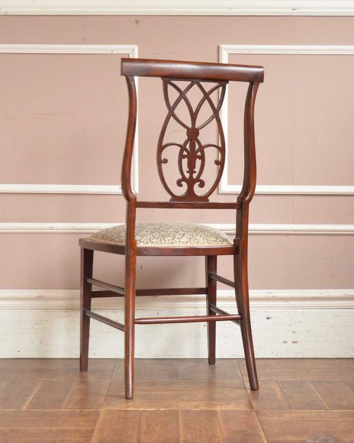 サロンチェア　アンティーク チェア　布張りの英国アンティークチェア、豪華な背もたれの美しいサイドチェア。後ろ姿にも自信アリ並べた時に後ろから見ることも多い椅子。(q-301-c)