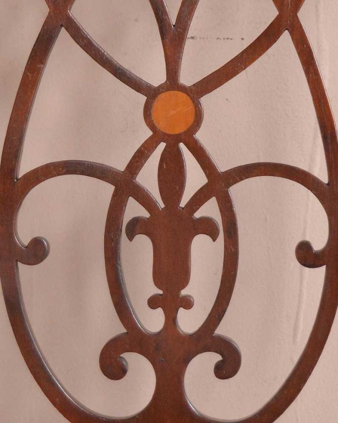 サロンチェア　アンティーク チェア　布張りの英国アンティークチェア、豪華な背もたれの美しいサイドチェア。うっとりするほど細かい細工まだ機械の発達していない時代に、手作業で作られた細かい細工。(q-301-c)