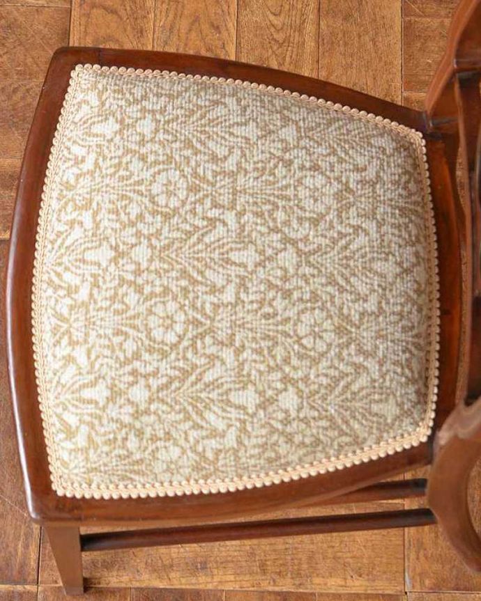 サロンチェア　アンティーク チェア　布張りの英国アンティークチェア、豪華な背もたれの美しいサイドチェア。座面を上から見るとこんな感じ座面は布貼りなので、長時間座っても疲れません。(q-301-c)