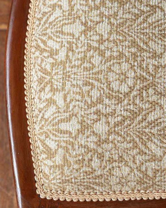 サロンチェア　アンティーク チェア　布張りの英国アンティークチェア、豪華な背もたれの美しいサイドチェア。生地のセレクトにもこだわりました優雅なアンティークチェアの雰囲気をそのままに、一番似合う貼り座をじっくり選びました。(q-301-c)