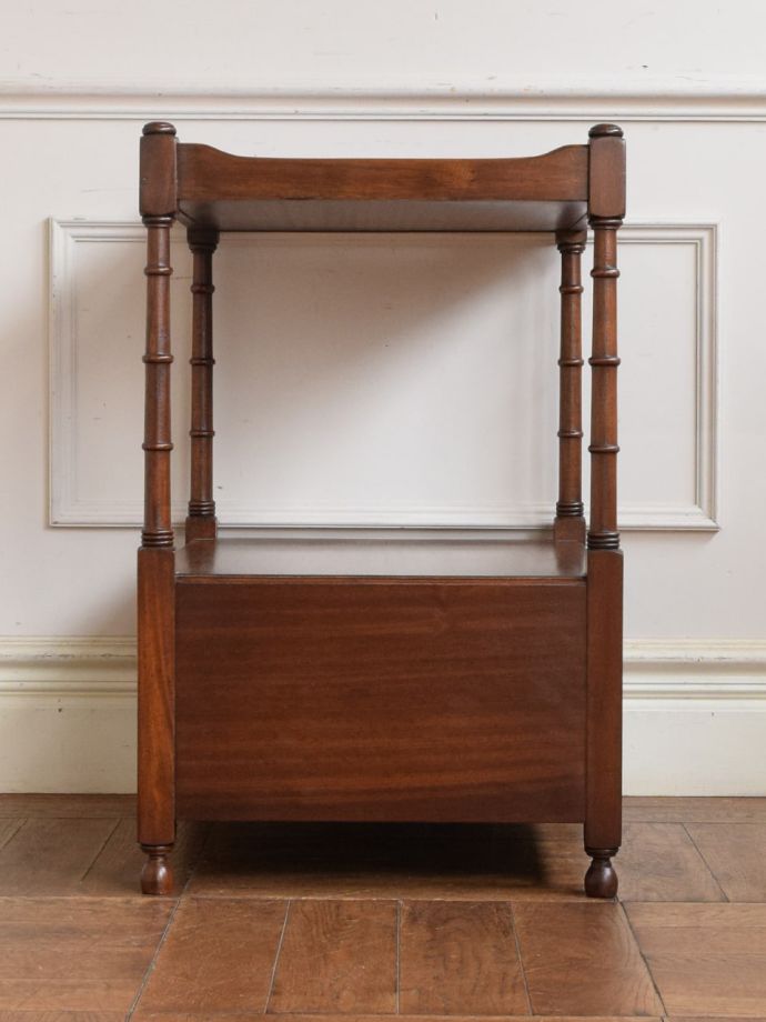 アンティーク家具の後ろ姿