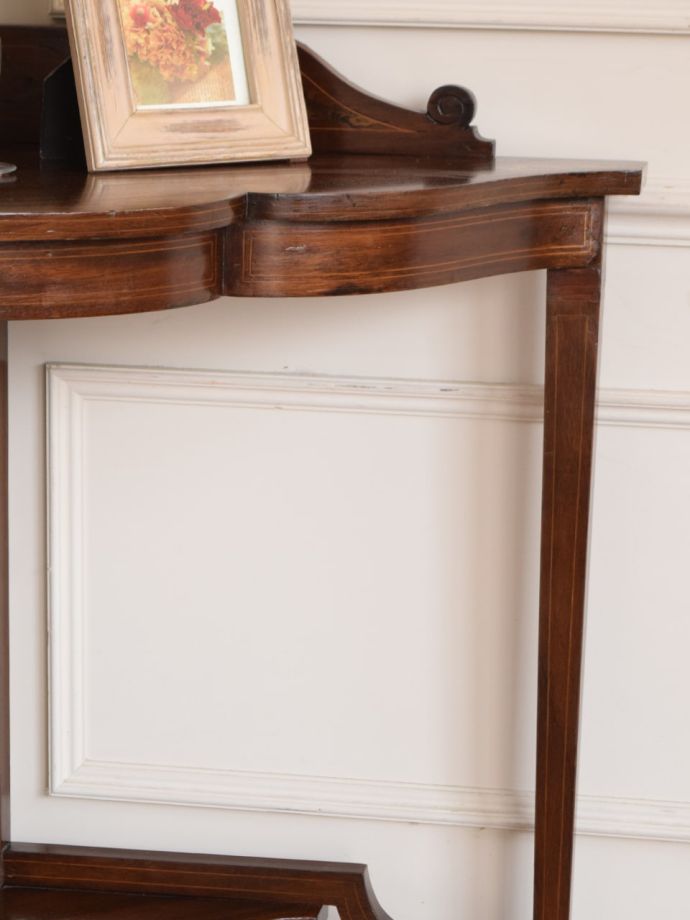 いろんな用途で使えるアンティークのテーブル