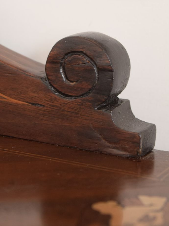 アンティーク家具の装飾