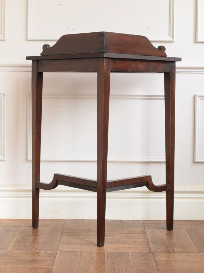 コンソールテーブルの後ろ姿