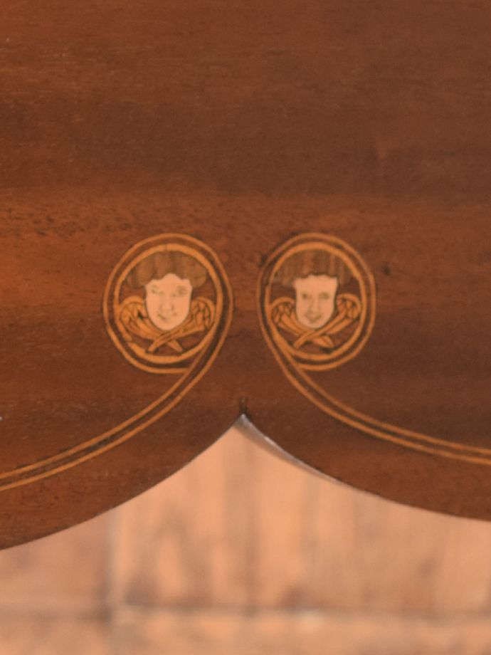 コンソールテーブルの天板の装飾